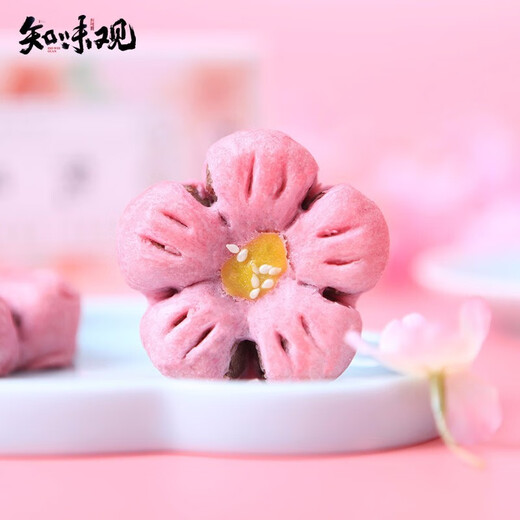 Zhiweiguan, a time-honored Chinese brand, multi-flavored egg yolk cakes, handmade mochi pastries, snacks and afternoon tea