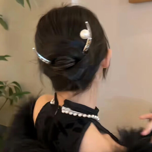 Beautifully made Chinese style half-moon hairpin for bun hair, retro silver imitation pearl half-moon hairpin for women, ancient style hairpin, auspicious cloud hairpin