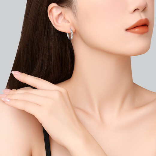 Chao Acer Platinum Earrings and Earrings for Women PT950 Earrings are a flashy birthday gift for your girlfriend. The labor cost is 240 yuan. One pair 2.3g