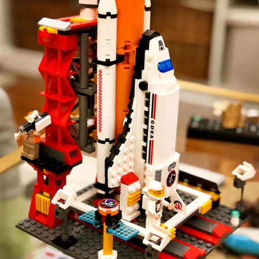 Gudi Children's Building Blocs Assembly Toys Small Pellets Boy Rocket Space Shuttle Model Birthday Toys 6-10-14 Years Space Shuttle Launch Pad 8815 (679 pièces)