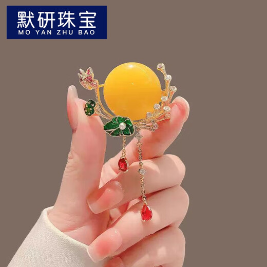 MOYAN New Chinese style lotus pond moonlight imitation honey I wax brooch Antique texture tassel brooch design corsage jewelry Lotus pond moonlight gold A25-305 alloy