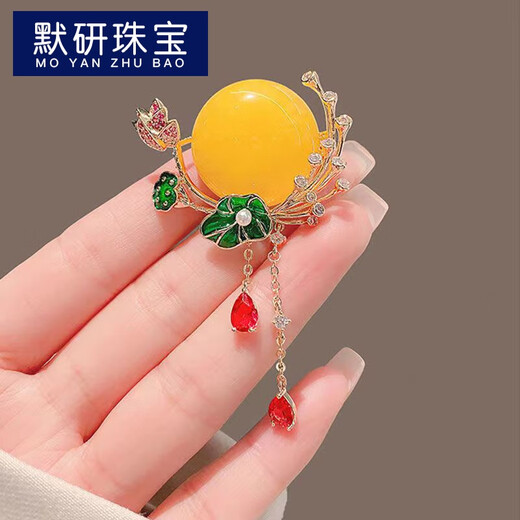 MOYAN New Chinese style lotus pond moonlight imitation honey I wax brooch Antique texture tassel brooch design corsage jewelry Lotus pond moonlight gold A25-305 alloy