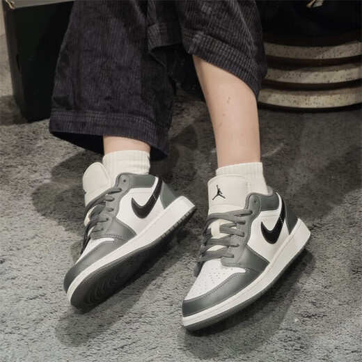NIKE Nike men's shoes women's shoes summer and autumn new Air Jordan couple low top shoes sports basketball shoes aj1 black and white gray 553560/553558-152 42 men