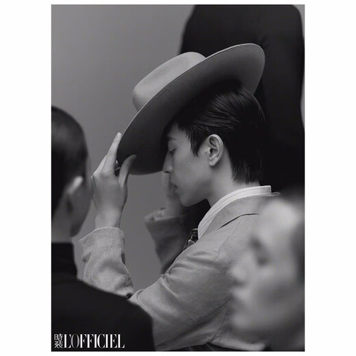 D048L OFFICIEL PARIS (FRA) - 10 numéros au total 2021 Numéro 02 No.1048 Deng Lun Cover Women's Fashion Magazine L Books Office Haine