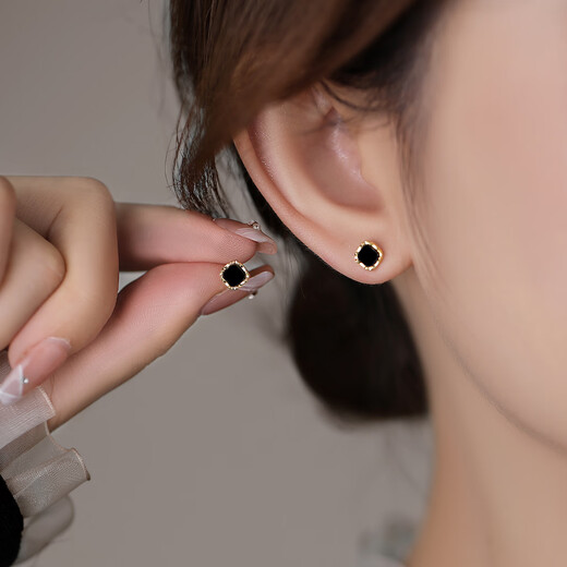 Yican S925 Silver Needle Black Square Small Earrings for Ear Hole Sleeping Earrings Small, Fashionable and Exquisite Earrings S925 Silver Needle Black Square Earrings