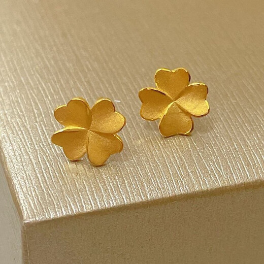 Tris Old Phoenix Gold Store Style Straight Gold Four-leaf Clover Earrings Fashion Simple Imitation Gold Mini Clover Earrings for Women A Pair of Grass Earrings