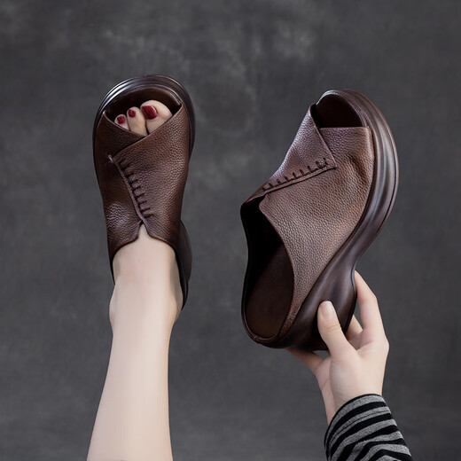 Family Lady (Qinqingfuren) Cuero genuino de cuero grueso Sandalias de boca de pescado de tacón grueso para mujeres Toe Toehide retro sandalias de madre abiertas hechas a mano verano Nuevo estilo marrón 35