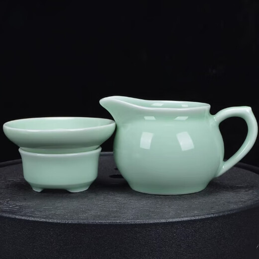 Mo Lin household celadon ceramic tea set fair cup tea drain set one-piece tea divider male cup divided tea cup fair pot filter celadon male cup tea drain three-piece set