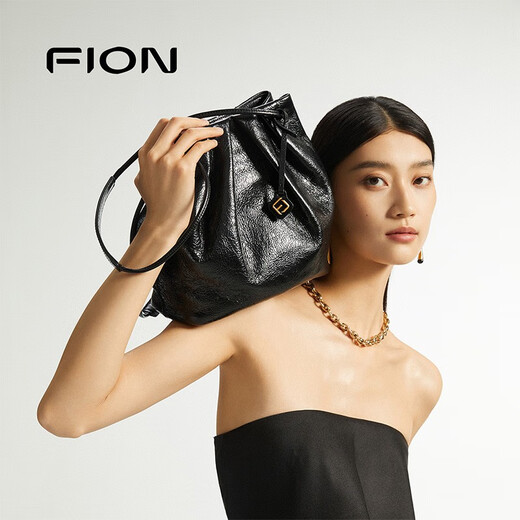 菲安妮（FION）真皮贝壳包2024新款牛皮水桶包女大容量单肩包包生日礼物 经典黑