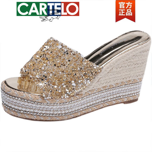 Cartelo High-End-Fersensandalen für Frauen 2025 Sommerschwamm Kuchen dicker Sohle nicht rutscher Außenbezirks Strass-Strass-Internet-Promi-Hausschuhe modisch und vielseitig One Gold 10 cm 36