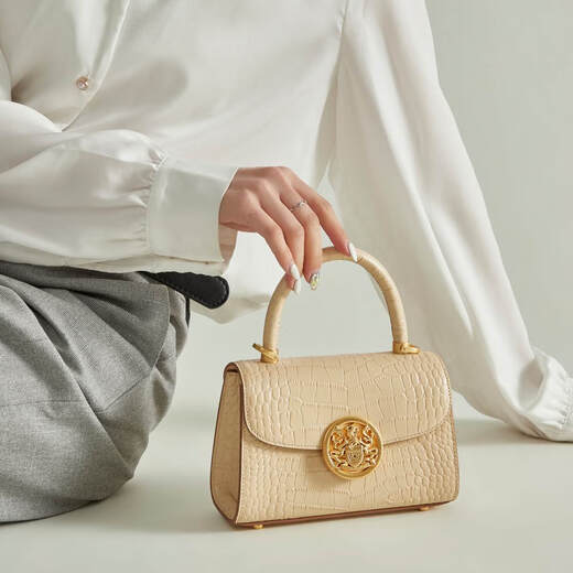 Aquascutum Yagge Lion Dan Prinzessin Flip Cover Mode One-Shoulder-Tasche vielseitiger chinesischer Valentinstag Geben Sie Freundin Temperament Pendler Bankett Handtasche Aprikosen Farbe Middle Bag