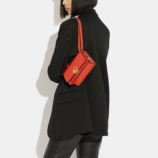 蔻驰（COACH） Bandit Crossbody 女士斜挎包 简约时尚翻盖式单肩包礼物 CD724 橙红