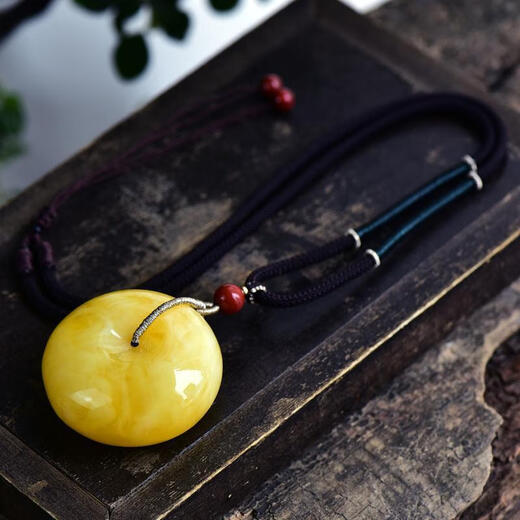 DL 1998 Fat Donglai same style beeswax safety buckle pendant natural Russian material white flower chicken oil yellow amber men and women necklace hanging diameter about 45mm
