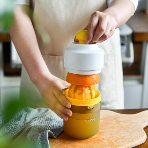 TF Japanese manual juicer small portable orange juice cup household press fruit orange lemon juicer two-way juicer