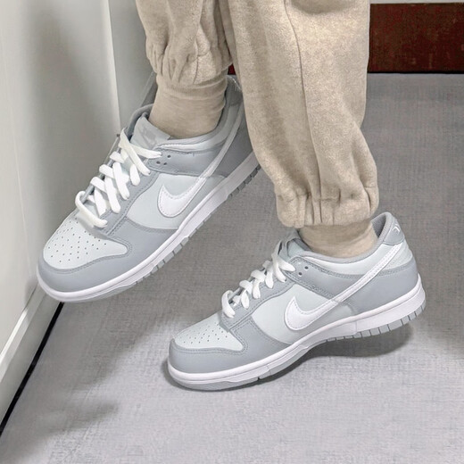 Nike (Nike) Schuhe für Frauen Dunk Low (GS) Low Top Grey und White Retro Plattenschuhe Freizeitschuhe für Frauen DH9765-001 Grau und Weiß 35.5
