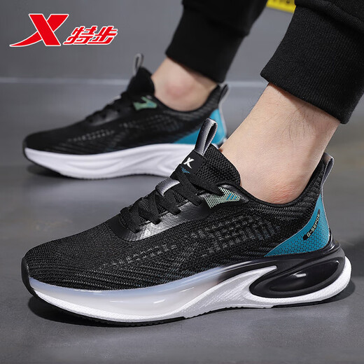 XTEP Herrenschuhe Sommer-Mesh-Schuhe atmungsaktive Flugschuhe modische Sportschuhe weiche Sohle nicht rutschfeste Laufschuhe Großgröße 454647 9906 Grau 47