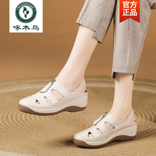 啄木鸟2025夏季新款包头凉鞋女不累脚软底妈妈皮鞋真皮坡跟女鞋透气鞋子 688丨米白色 37