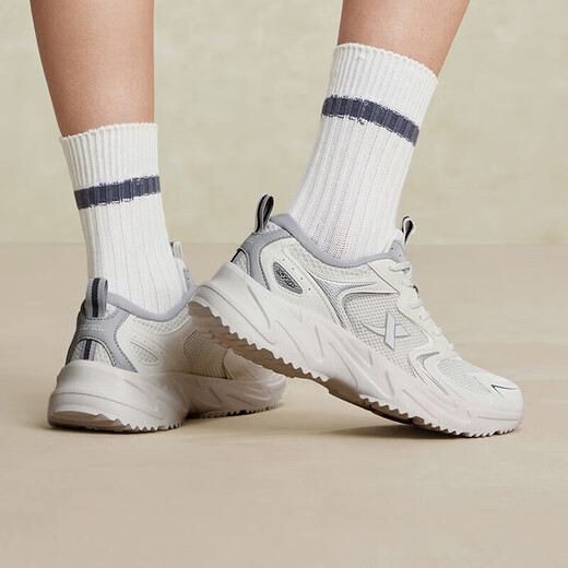 特步女鞋运动休闲老爹鞋秋冬2025新款革网防滑耐磨简约鞋子女