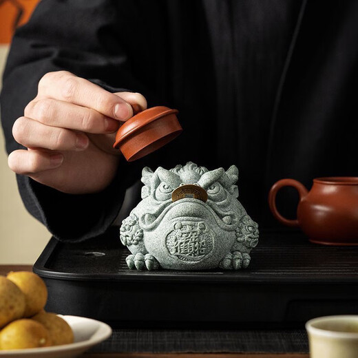 Qiashuo blue sandstone auspicious animal golden toad can raise tea pet toad ornaments tea table living room fish tank landscaping desktop decoration green sandstone Tongbao golden toad (with copper coins)
