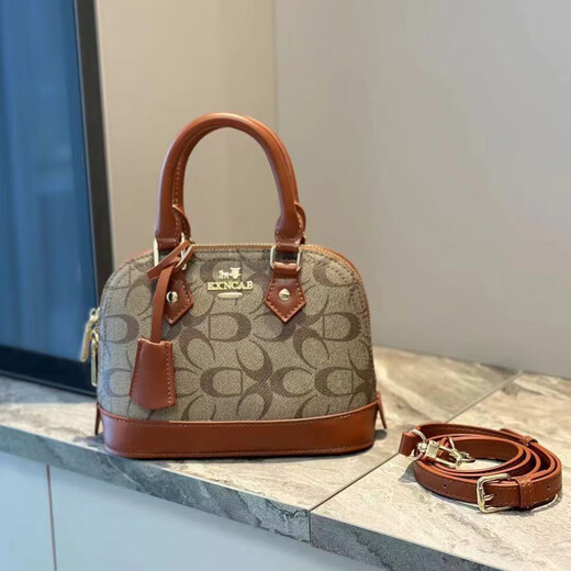I.T CKENGRT2024 Chinese Valentine's Autumn and Winter Fashion Classic Versatile High-quality Texture Shell Bag Niche Hand-Laundry Single Shoulder Crossbody Bag Women's Khaki Medium Bag
