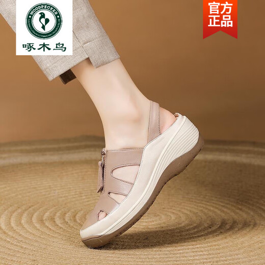 啄木鸟2025夏季新款包头凉鞋女不累脚软底妈妈皮鞋真皮坡跟女鞋透气鞋子 688丨米白色 37