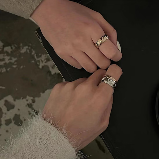 Fat Donglai's same style 18K gold rhombus ring pattern plated with diamonds Wang Yibo's same style V gold European and American light luxury style for men and women Medium width diamond-free rose gold No. 10