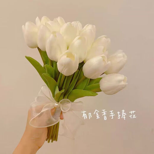 La novia del Dragon Boat Festival de Magic House sostiene flores y obtiene propuestas de bodas y obtiene un certificado de matrimonio y tiene flores y toma fotos y accesorios. Bouquet simulado de color de champán contiene flores [producto terminado]