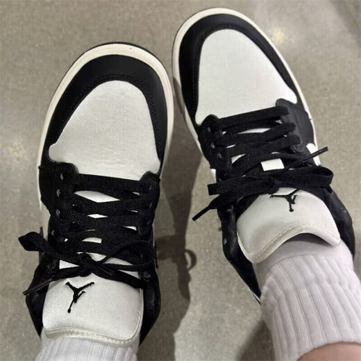 Nike (Nike) [Trend] Air Jordan AJ1 Chaussures féminines basses Low Top Sports Sports Casual Sports Chaussures de basket-ball FB9893-101 (panda noir et blanc) 37,5