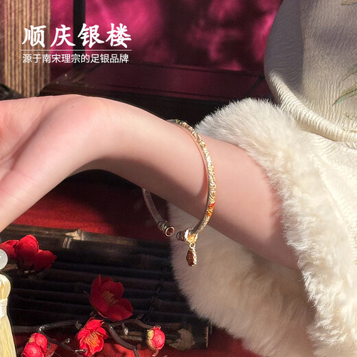 Shunqing Yinlou pure silver 9999 icing on the cake bracelet. Versatile national trend new Chinese style gold tracing technique. Give your girlfriend a holiday gift. icing on the cake bracelet about 25 grams.