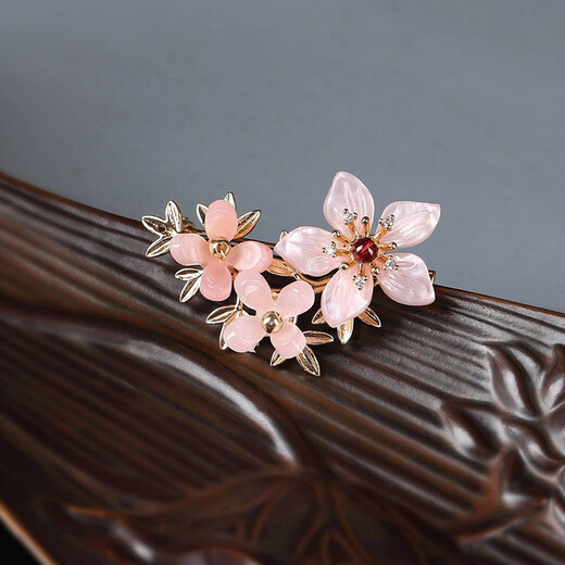 QUAMER Gold Store Brooch Women's Pin Sweater Corsage Flowers High-end Luxury Versatile Atmosphere Temperament Pink Complex