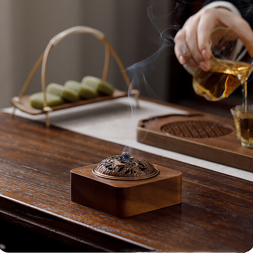 Yu Shang Zhenpin tea pet ornaments, high-end household walnut wood incense burner, Chinese Zen Zen agarwood aromatherapy furnace, hollow with lid incense insert, walnut wood incense burner-Longfeng cover