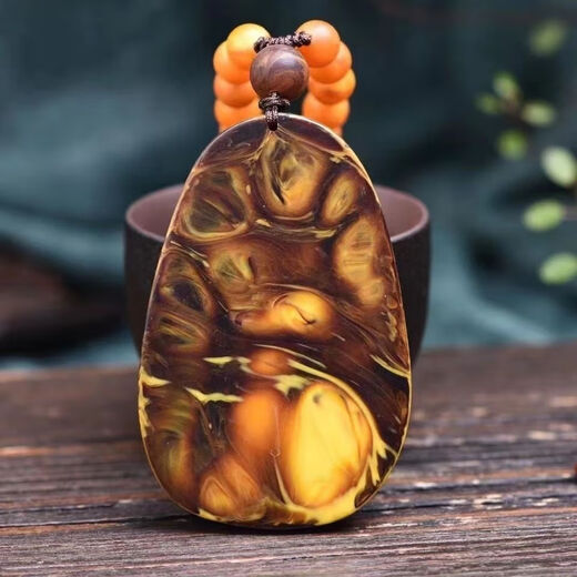 Toto Stick Ambergris Anhänger grauer Bernstein Drache Guanyin Knochen weiße Farbe gepaart mit 8 mm gefrosteten alten Wachs Bead SN3883
