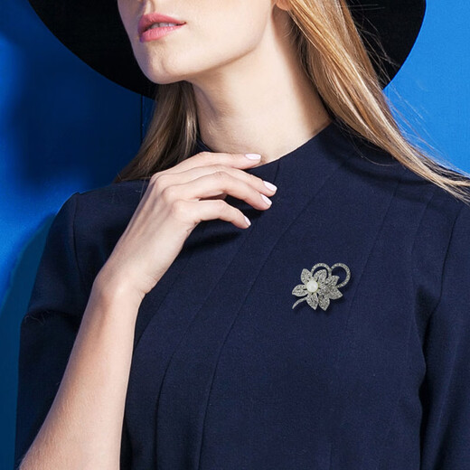 Shelly high-end pearl brooch for women, simple and fashionable round corsage, clothing fixed pin, exquisite accessories, birthday gift, gold 3407 box