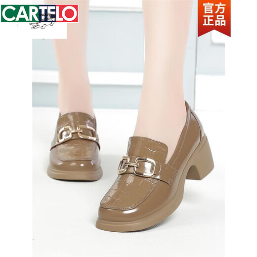 卡帝乐鳄鱼（CARTELO）真皮乐福鞋女妈妈鞋单鞋舒适漆皮大码女鞋41一43女士软底皮鞋鞋子 黑色 902款单里 41