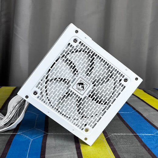 Yichenyu Xuanwu 500Kill bewertet 500 W Spitze 700 W DC-DC-Super-Core-Last-Netzteil 80PLUS White-Label-zertifiziertes Staub-Regen-DIY-Panzer-Attentäter-Desktop-Computer-Netzteil Xuanwu 500 K weißes White-Label-Spitzen-700 W mit Wechselstromleitung