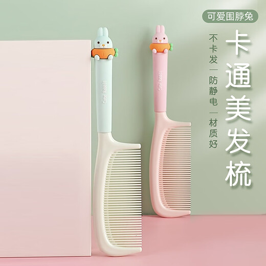 Un peigne approprié, une petite fille, un peigne, une femme, un peigne à cheveux longs, une fille, un seul cheveux, un peigne de lapin rose, une fille, un seul cheveux, un peigne de lapin rose