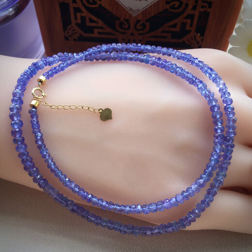Ruiluo light blue slightly purple tanzanite bead necklace bracelet with smooth facet and elegant temperament that complements the skin tone of women. Fanta stone moonlight 18 gold ice transparent blue faceted tanzanite necklace 2 o'clock 7-