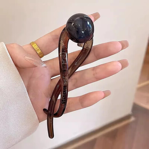 Tang Funi's hairpin on the back of her head, one-word hairpin, high-end lazy person's hairstyle artifact, 2024 new high-end grabber clip, women's twisting clip, coffee-colored bead one-word hairpin