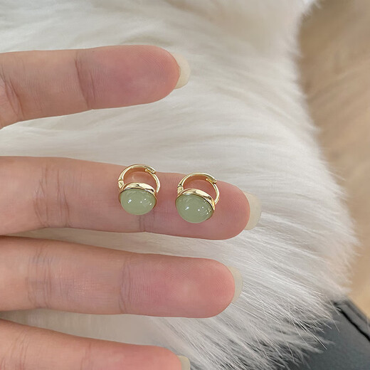 Yican's niche design Hetian jade earrings, feminine and versatile, high-end earrings, 2025 new popular light luxury earrings, earrings