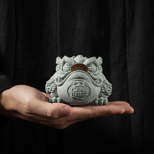 Qiashuo blue sandstone auspicious animal golden toad can raise tea pet toad ornaments tea table living room fish tank landscaping desktop decoration green sandstone Tongbao golden toad (with copper coins)