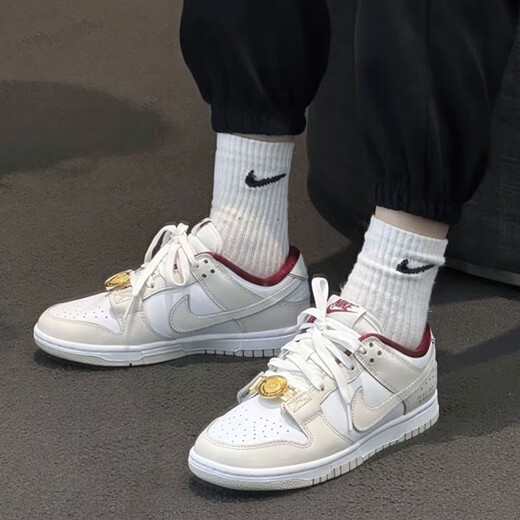 
Nike (NIKE) women's shoes 2025 summer Dunk Low low top retro board shoes sneakers casual shoes DH9765 DV1160-100 meters white and red metal buckle 35.5