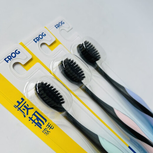 Frog adulte 671 Brosse à dents petite tête de brosse carbone noir Bristle en profondeur Nettoyage Protection de gomme mâle et femelle Ménage de ménage paquet en carbone noir Bristle doux 671 Brosse à dents 12