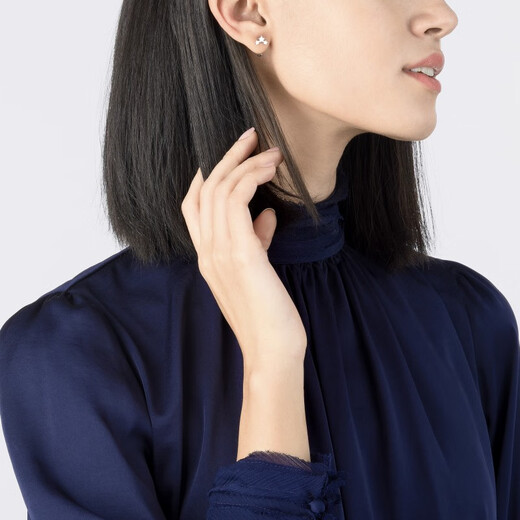 Chow Sang Sang Let s Play Star Platinum Ear Hook Earrings Single-sided Platinum Stud Earrings for Men and Women 90042E