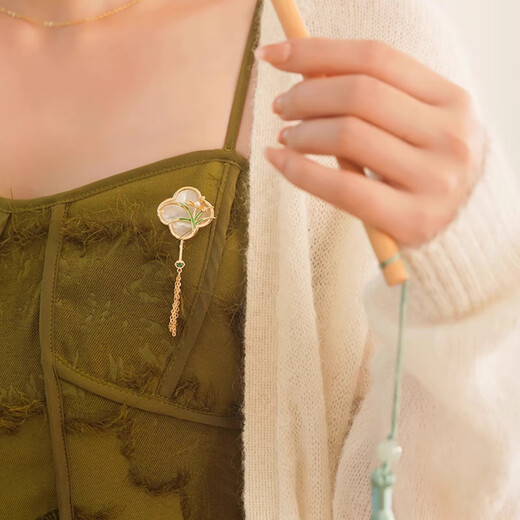 Hongzhuang Nuoxin Chinese gift Fritillaria orchid luxury brooch for women four-leaf clover fan tassel pin cheongsam placket accessories magnolia brooch XZ0431