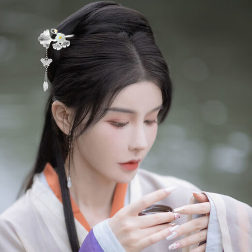 Kamalun Sansheng was lucky enough to be given a hairpin. A girl with ancient style updos, silver hairpins, Hanfu, light luxury headwear, tassels, a Valentine's Day gift for her girlfriend. Three lives were lucky enough to be given a hairpin (without engraving).