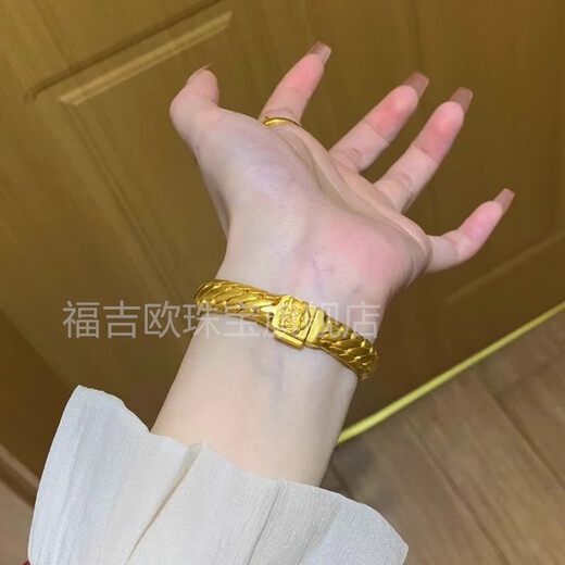 Fugeo gold-wrapped three-horsewhip bracelet 999 pure gold-wrapped pure silver domineering men's wide-faced Cuban bracelet for husband during the holidays. The total weight of the three-horsewhip bracelet is about 60 grams, and it is filled with 4 grams of gold.