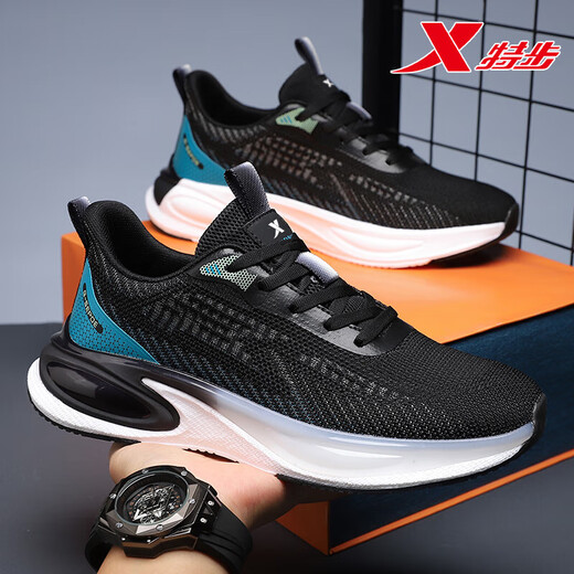 XTEP Herrenschuhe Sommer-Mesh-Schuhe atmungsaktive Flugschuhe modische Sportschuhe weiche Sohle nicht rutschfeste Laufschuhe Großgröße 454647 9906 Grau 47
