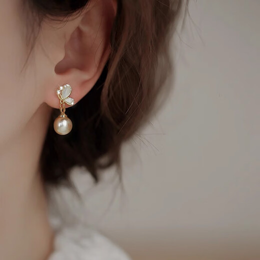 DAISY DREAM Butterfly Champagne Pearl Earrings 2025 New Hot Style Cat's Eye Earrings Niche Temperament Earrings for Women Pearl Butterfly Earrings 925 Silver Needle