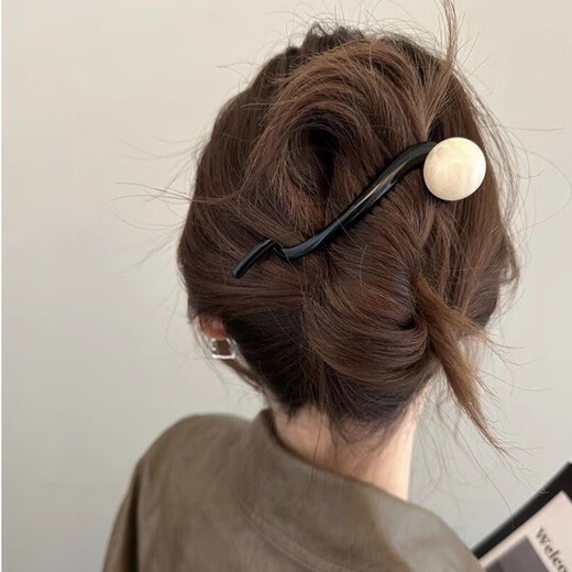 Tang Funi's hairpin on the back of her head, one-word hairpin, high-end lazy person's hairstyle artifact, 2024 new high-end grabber clip, women's twisting clip, coffee-colored bead one-word hairpin