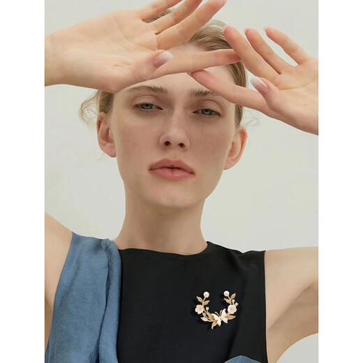 QUAMER gold store light luxury high-end floral butterfly mother-of-pearl brooch suit coat elegant corsage women's brooch